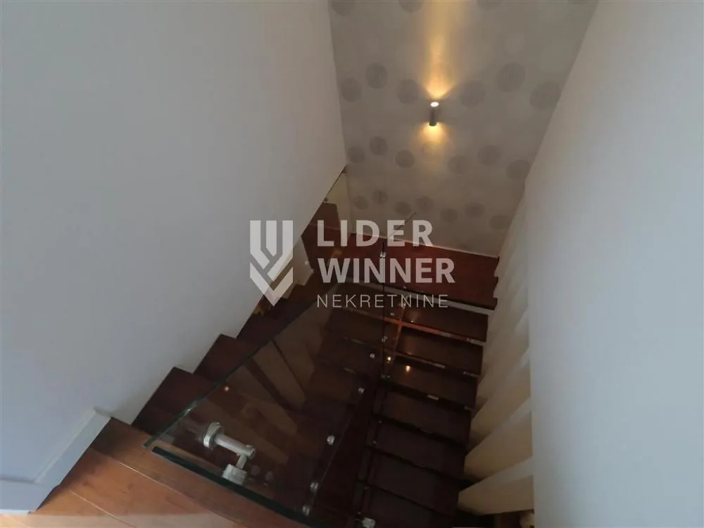 Prodaja, kuća, 203m², Centar, Ub