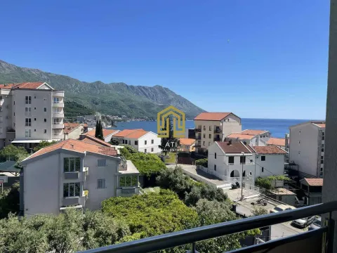 Pogled sa terase na naselje, planine i more. - image 3