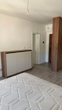 Spavaća soba sa krevetom i ugradnim ormarom. - image 10