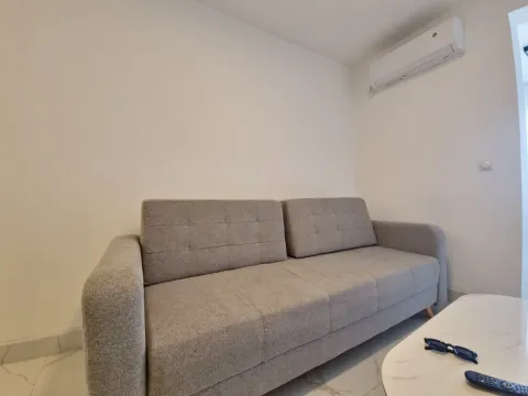 Siva sofa i klima uređaj u dnevnoj sobi. - image 13