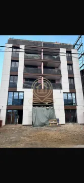 Pogled na fasadu stambene zgrade u izgradnji sa terasama i velikim prozorima. - image 2