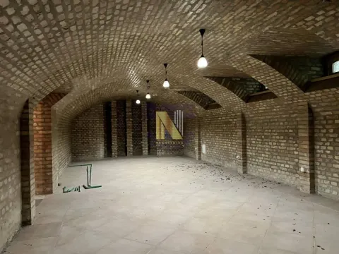 Izdavanje, kuća, 450m², Sremska Kamenica, Petrovaradin - image 17