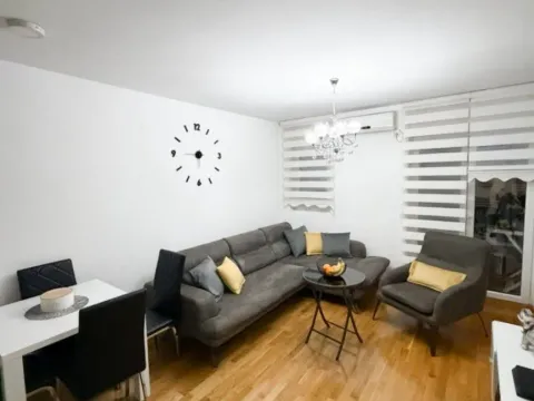 Prodaja, jednosoban stan, 42m², Stari Aerodrom, Podgorica - image 1