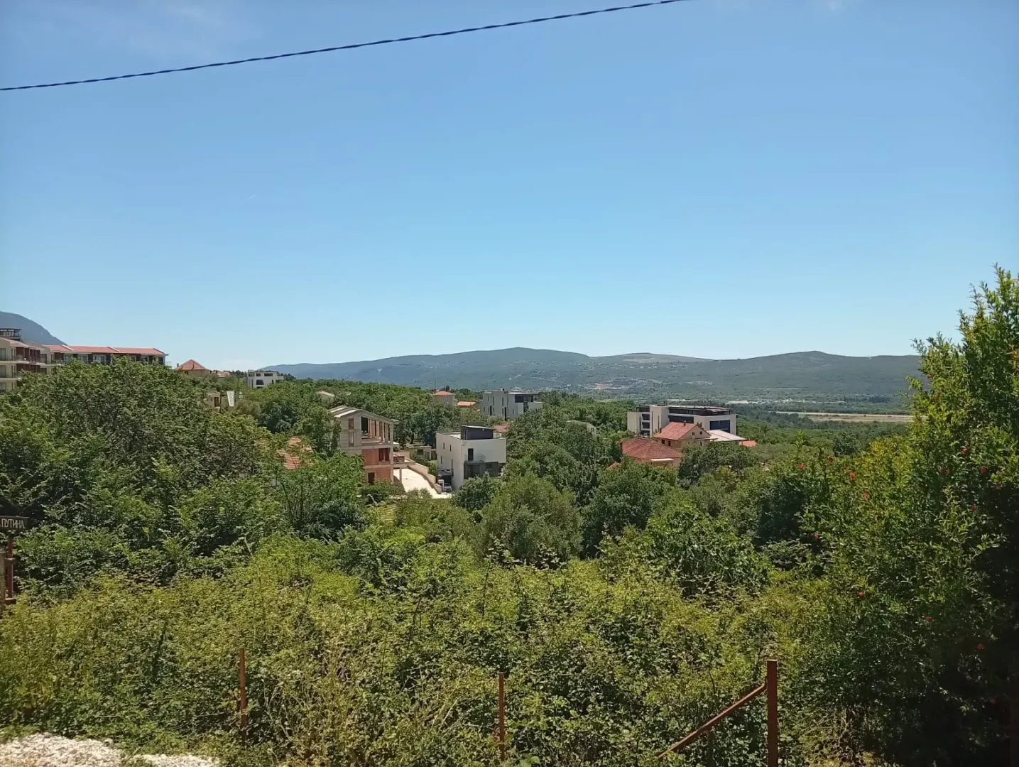 Pogled na okolno naselje i brda iz prirode.