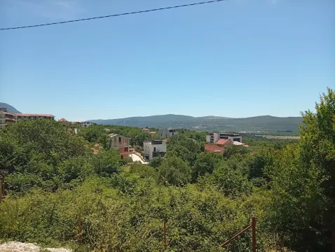 Pogled na okolno naselje i brda iz prirode. - image 5
