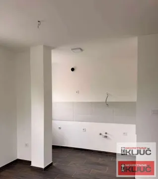 Neopremljena kuhinja sa keramičkim pločicama i pripremljenim priključcima. - image 3
