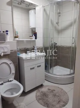 Compactly equipped bathroom with a shower cabin and washbasin. - image 9