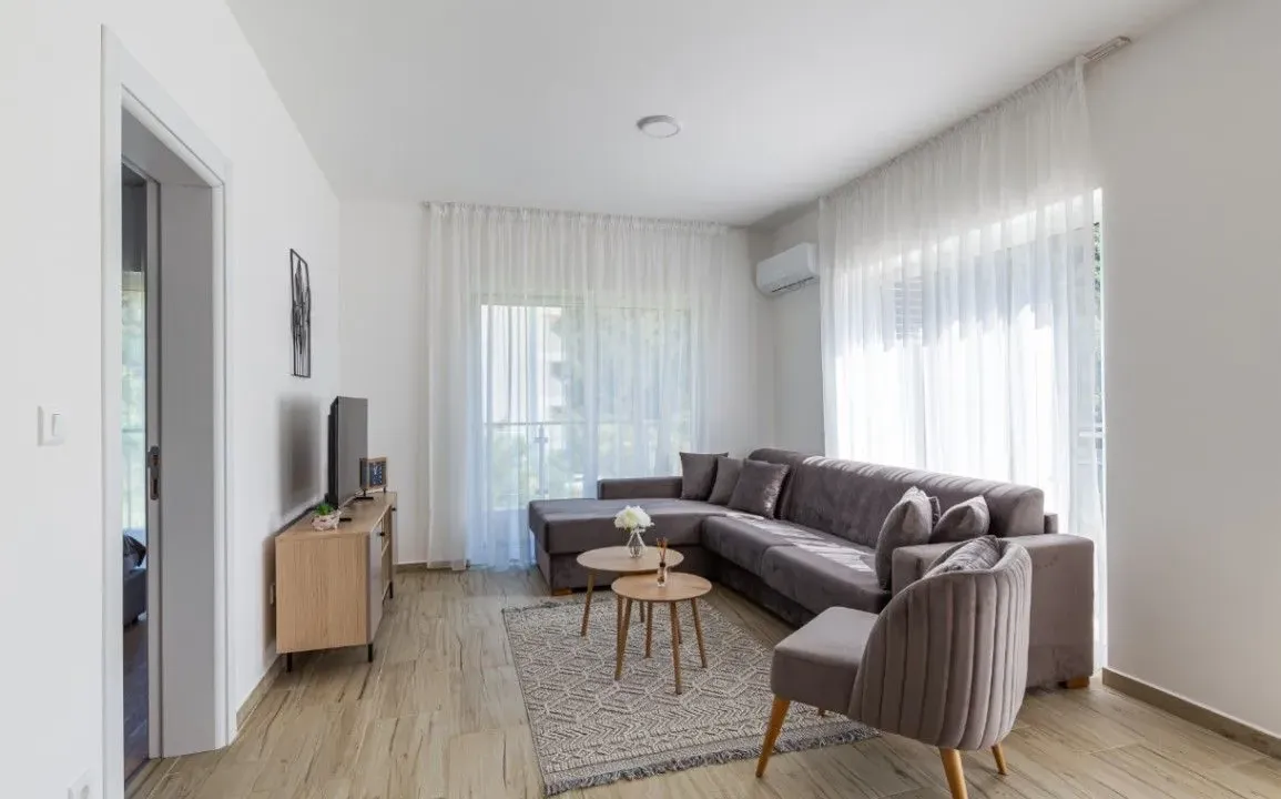 Izdavanje, dvosoban stan, 63m², Bečići, Budva