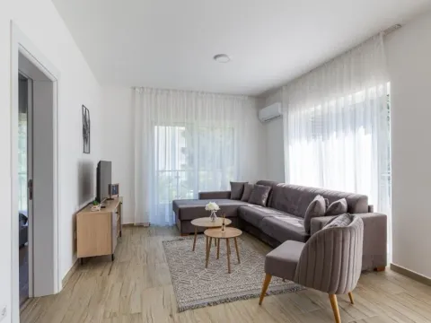 Izdavanje, dvosoban stan, 63m², Bečići, Budva