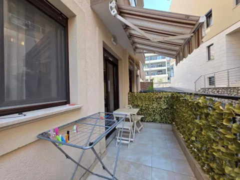 Manji namješteni balkon sa tendom i sušilicom za veš. - image 7