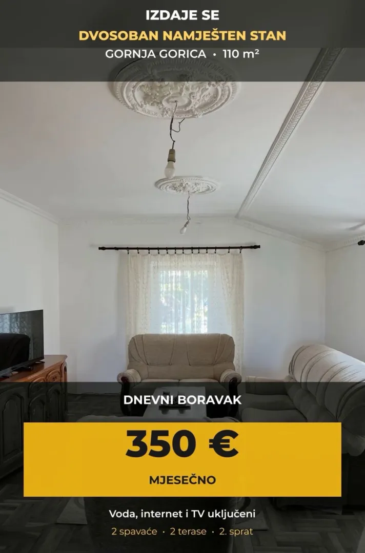 Dnevni boravak sa garniturom i TV-om u stanu.