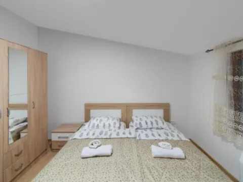 Izdavanje, dvosoban stan, 94m², Škaljari, Kotor - image 2