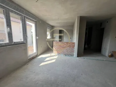 Nedovršena prostorija u sivoj fazi sa prozorima i unutrašnjim pregradnim zidovima. - image 7