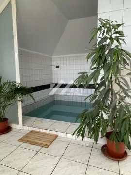 Unutrašnji bazen sa keramičkim pločicama i sobnim biljkama. - image 13