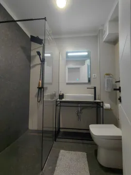 Moderno opremljeno kupatilo sa tuš kabinom. - image 11
