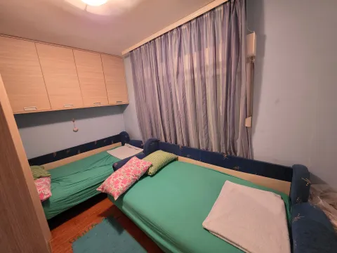 Dječja soba sa dva kreveta i ugradnim ormarom. - image 13