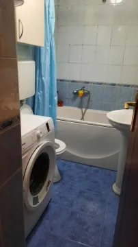 Kupatilo sa kadom i veš mašinom. - image 2
