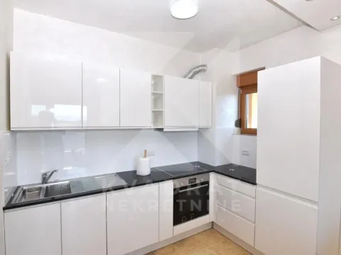 Izdavanje, četvorosoban stan, 140m², Centar, Podgorica - image 6