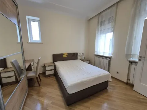 Spavaća soba sa bračnim krevetom, ormarom sa ogledalom i radnim stolom. - image 10