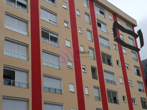 Spoljašnji izgled stambene zgrade sa prozorima i roletnama. - image 3