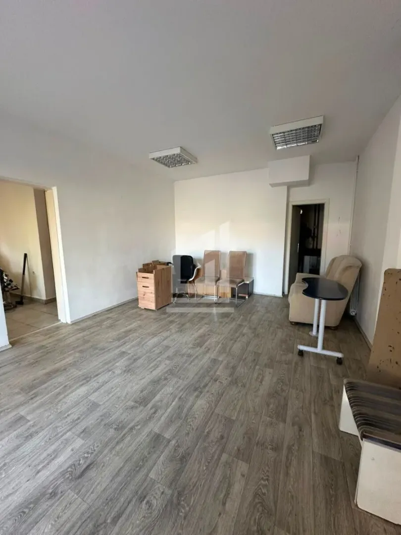 Izdavanje, trosoban stan, 250m², Tološi, Podgorica