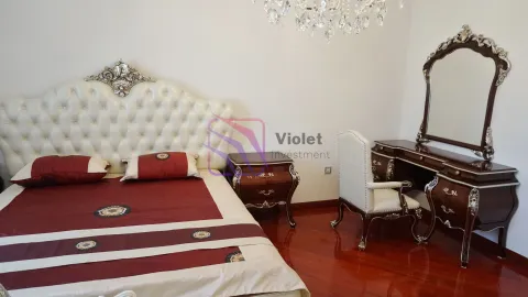Prostrana spavaća soba sa velikim bračnim krevetom i stilskim nameštajem. - image 9