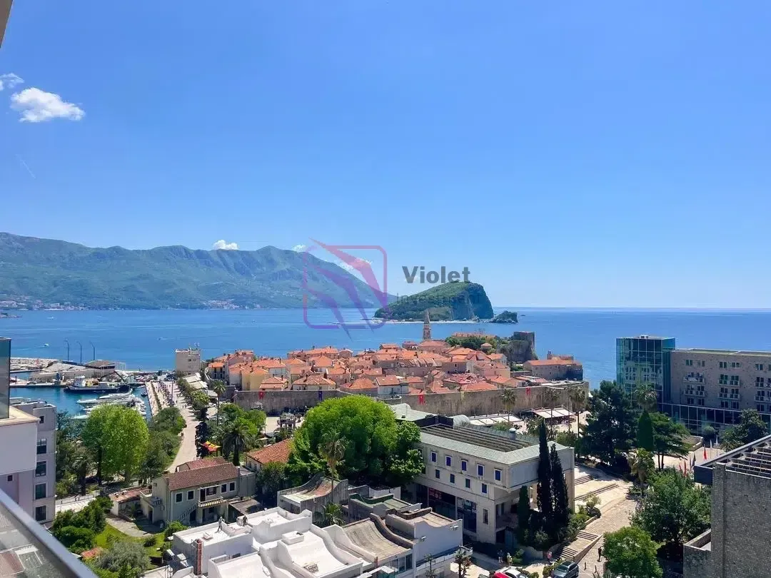 Pogled sa nekretnine na grad, marinu i more.