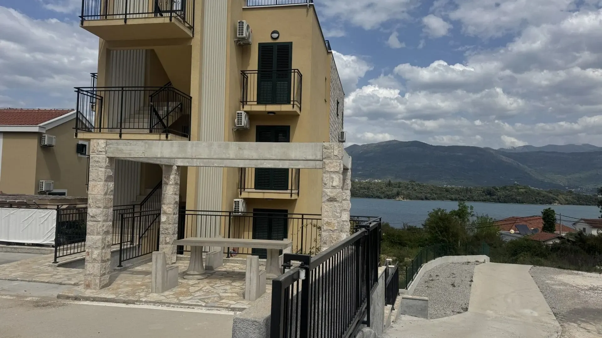 Prodaja, trosoban stan, 100m², Obala Đuraševića, Tivat