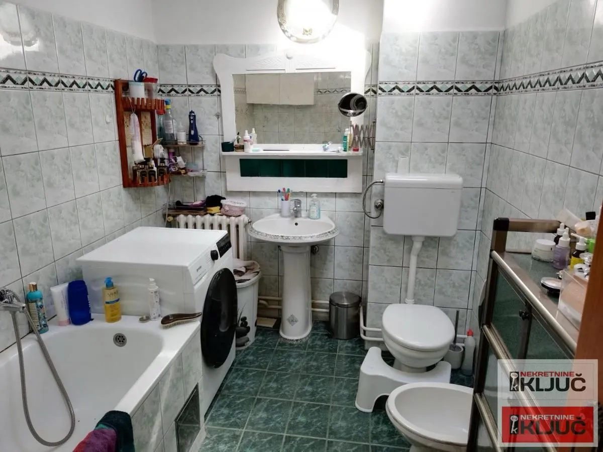 Prodaja, trosoban stan, 76m², Novo naselje, Novi Sad