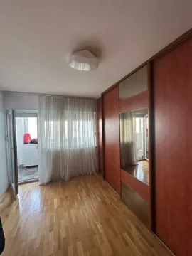 Spavaća soba sa drvenim garderoberom i izlazom na terasu. - image 7
