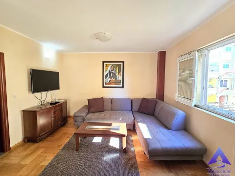 Dnevna soba sa ugaonom garniturom, TV-om i drvenim namještajem. - image 4