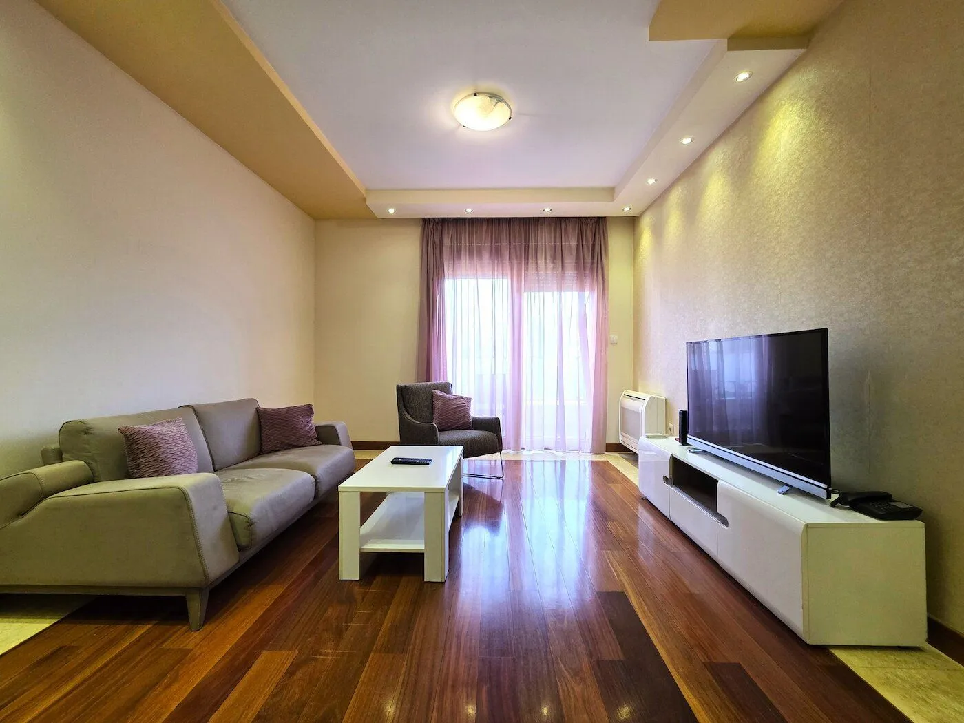 Izdavanje, dvosoban stan, 75m², Centar, Podgorica