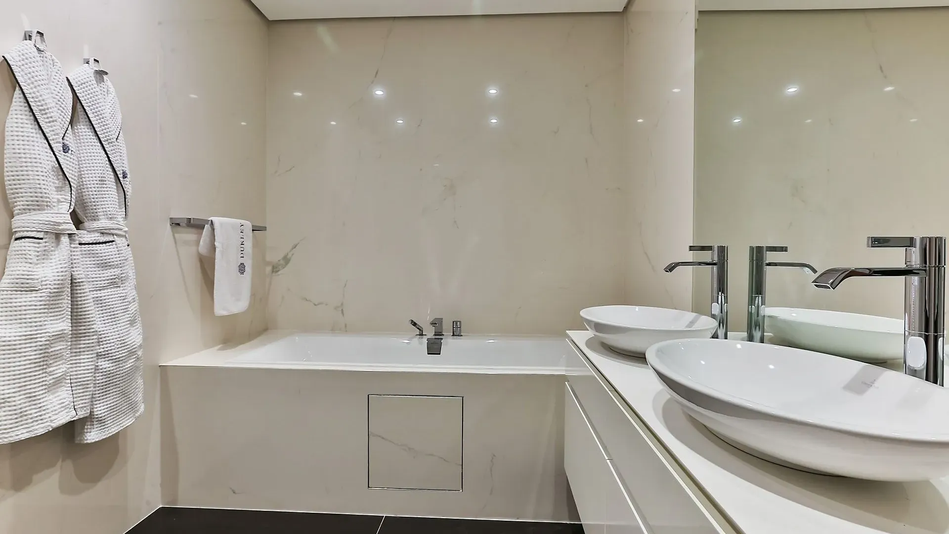 Rent, two bedroom apartment, 138m², Dukley Gardens, Budva