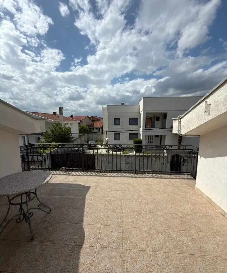 Rent, house, 450m², Zlatica, Podgorica