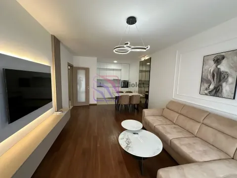 Dnevna soba sa garniturom, televizorom i trpezarijom u pozadini. - image 3
