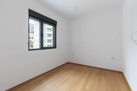 Prazna soba sa bijelim zidovima, parketom i prozorom. - image 6