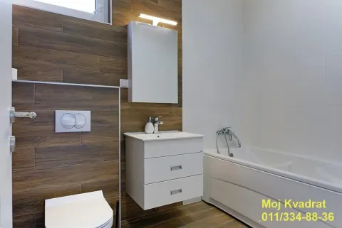 Moderno opremljeno kupatilo sa kadom, umivaonikom i wc šoljom. - image 12