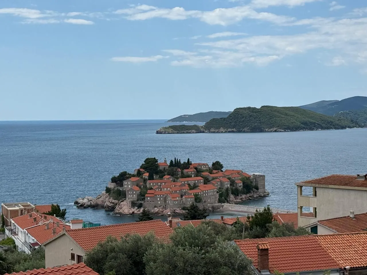 Pogled sa terase na Sveti Stefan i more.