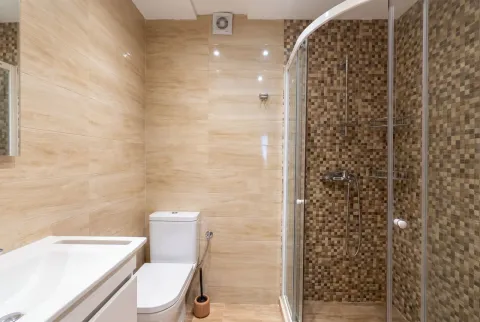 Moderno opremljeno kupatilo sa tuš kabinom, umivaonikom i toaletom. - image 6