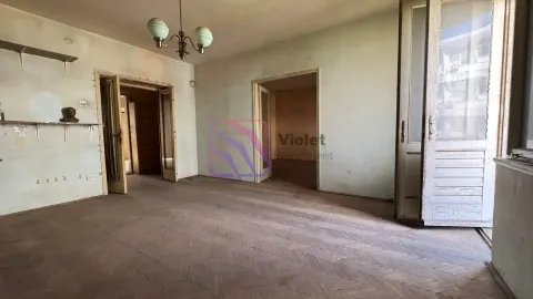 Prazna prostorija sa parketom i drvenim vratima koja vode u druge odaje. - image 4