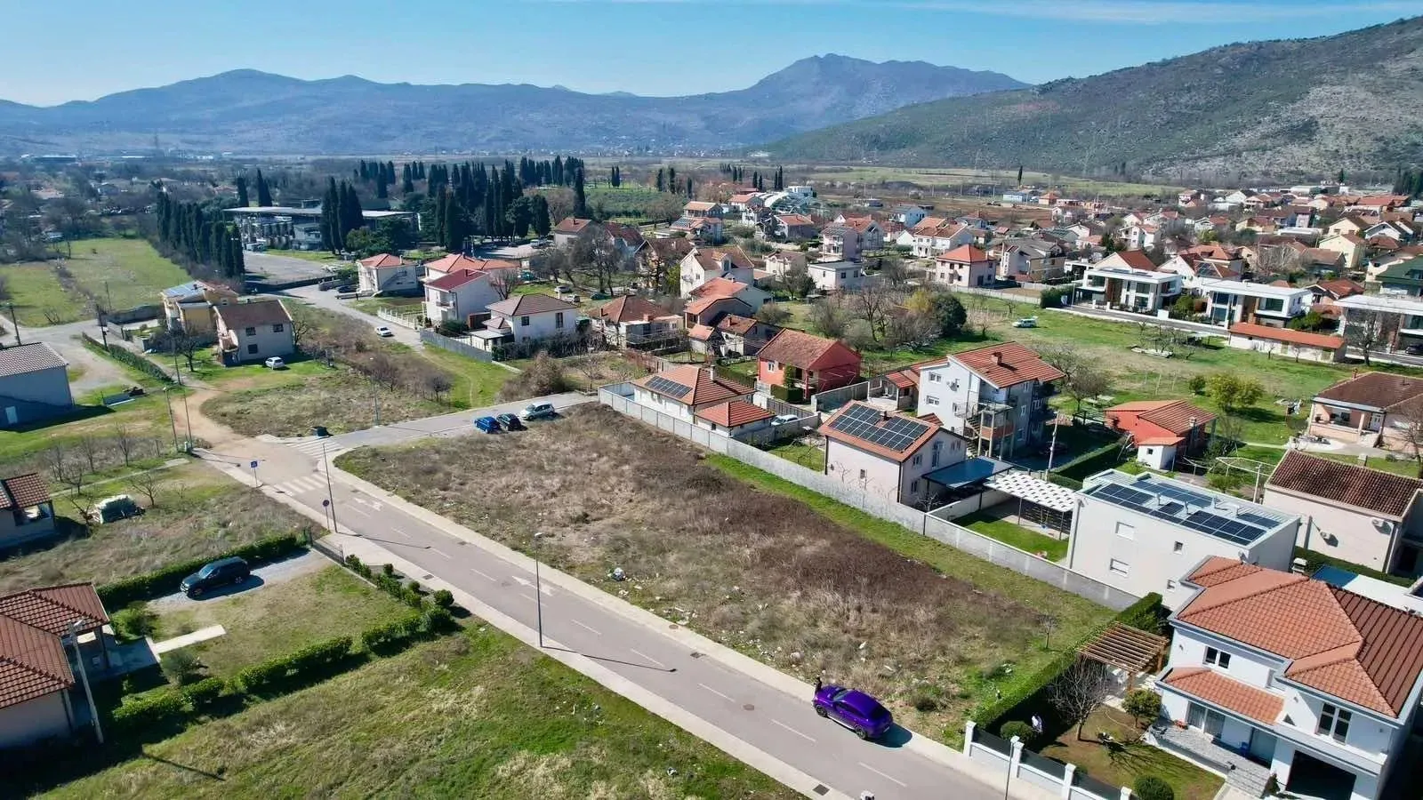 Pogled iz vazduha na građevinsko zemljište i okolno naselje.