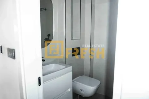 Moderne kupatilo sa umivaonikom i ugradnom wc šoljom. - image 9