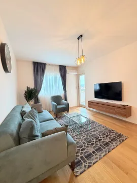 Moderna i svijetla dnevna soba sa garniturom i televizorom. - image 6