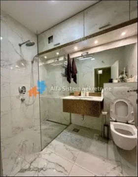 Savremeno opremljeno kupatilo sa tuš kabinom i ugradnim sanitarijama. - image 10