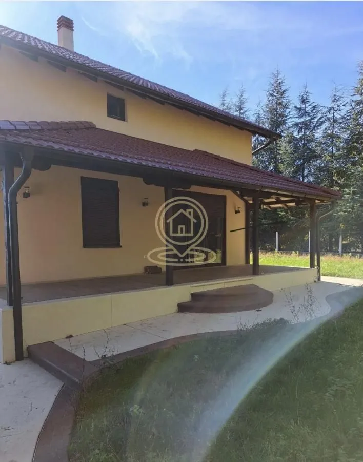 Pogled na natkrivenu terasu i dvorište kuće.