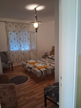 Spavaća soba sa bračnim krevetom, prozorom i laminatnim podom. - image 6