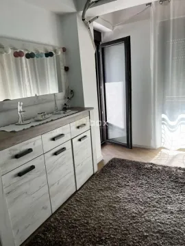 Dnevni boravak sa komodom, ogledalom i izlazom na terasu. - image 8