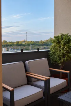 Nameštena terasa sa foteljama i pogledom na zelenilo. - image 15