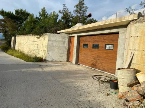 Pogled na garažu i prilaz kući sa spoljne strane. - image 2