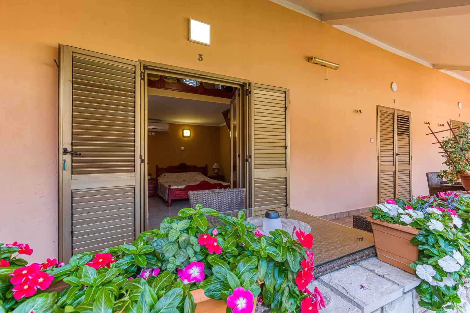 Terasa sa garniturom za sjedenje i pogledom u unutrašnjost apartmana.